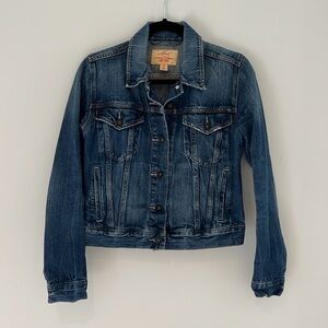 Levi’s classic denim jacket / jean jacket